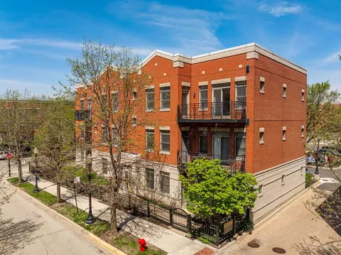 758 W 15th St #3A, Chicago, IL 60607
