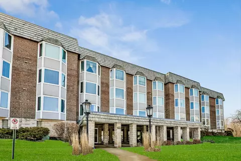 500 Thames Pkwy #1C, Park Ridge, IL 60068