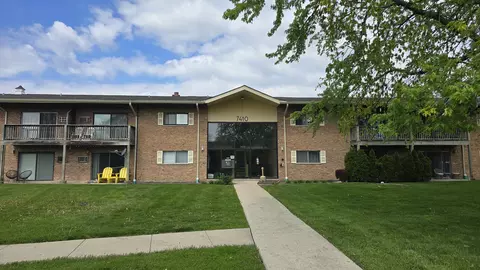 7410 Brookdale Dr #214, Darien, IL 60561