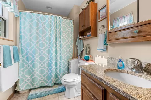 Bath - 5921 Bluegrass Trl, Mchenry, IL 60050 photo 2 of 3