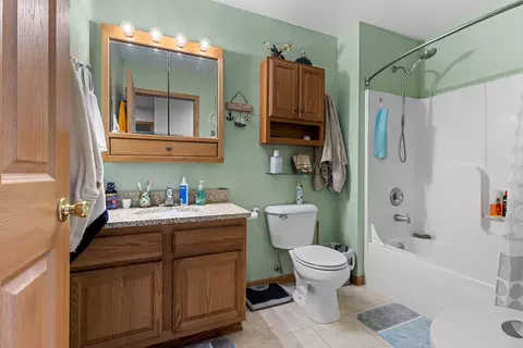 Bath - 5921 Bluegrass Trl, Mchenry, IL 60050 photo 1 of 3