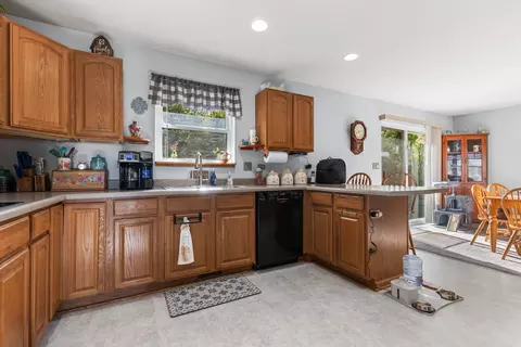 Kitchen - 5921 Bluegrass Trl, Mchenry, IL 60050 photo 2 of 3