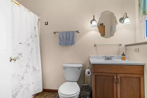 Bath - 5921 Bluegrass Trl, Mchenry, IL 60050 photo 3 of 3