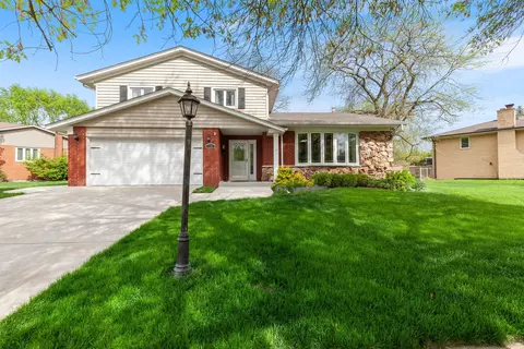15325 Walnut Rd, Oak Forest, IL 60452