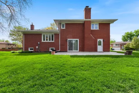 Exterior - 15325 Walnut Rd, Oak Forest, IL 60452 photo 3 of 4