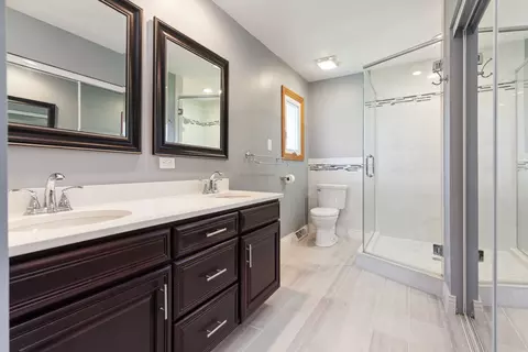 Bath - 15325 Walnut Rd, Oak Forest, IL 60452 photo 2 of 4