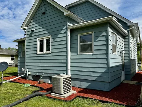 1104 E Jefferson St, Clinton, IL 61727 photo 3