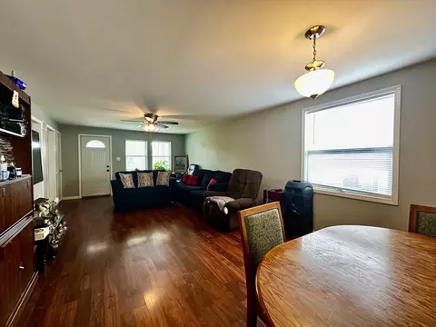 1104 E Jefferson St, Clinton, IL 61727 photo 5