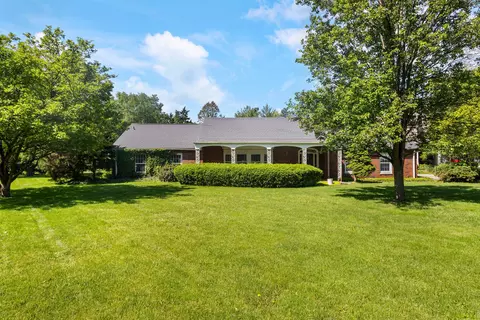 77 Greencroft Dr, Champaign, IL 61821 photo 2