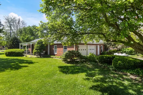77 Greencroft Dr, Champaign, IL 61821 photo 3