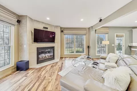Living - 2020 Techny Rd, Northbrook, IL 60062 photo 2 of 4