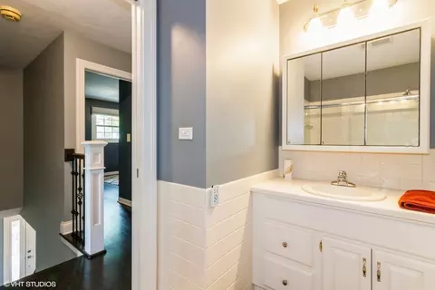 Bath - 1424 Killdeer Dr, Naperville, IL 60565 photo 4 of 5