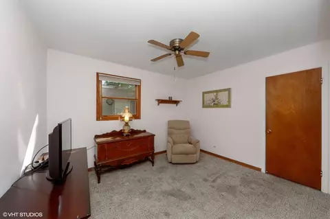Bedroom - 2305 Jay Ln, Rolling Meadows, IL 60008 photo 2 of 3