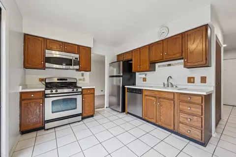 Kitchen - 101 Heather Ct, Rolling Meadows, IL 60008 photo 3 of 4