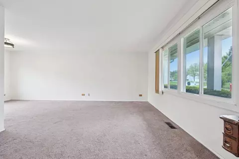 Living - 101 Heather Ct, Rolling Meadows, IL 60008 photo 2 of 4