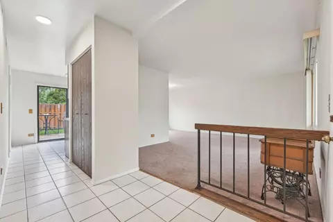 Entry Way - 101 Heather Ct, Rolling Meadows, IL 60008 photo 5 of 5