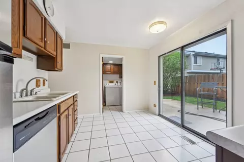 Kitchen - 101 Heather Ct, Rolling Meadows, IL 60008 photo 1 of 4