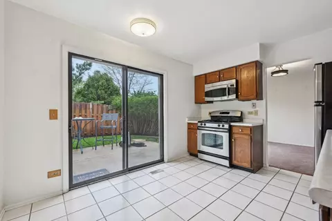 Kitchen - 101 Heather Ct, Rolling Meadows, IL 60008 photo 4 of 4
