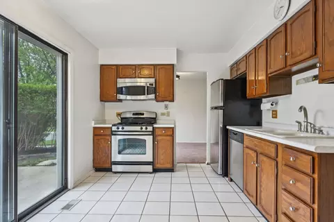 Kitchen - 101 Heather Ct, Rolling Meadows, IL 60008 photo 2 of 4
