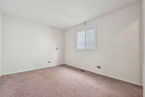 Bedroom - 101 Heather Ct, Rolling Meadows, IL 60008 photo 6 of 7