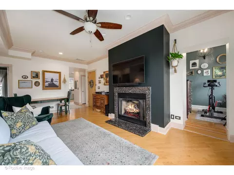 Living - 1018 Main St #3, Evanston, IL 60202 photo 4 of 5