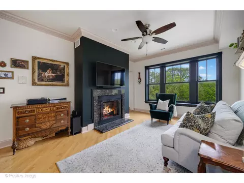 Living - 1018 Main St #3, Evanston, IL 60202 photo 1 of 5