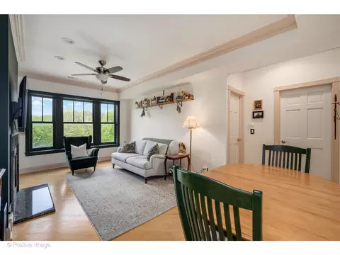 Living - 1018 Main St #3, Evanston, IL 60202 photo 2 of 5