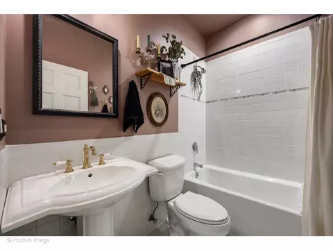 Bath - 1018 Main St #3, Evanston, IL 60202 photo 2 of 2