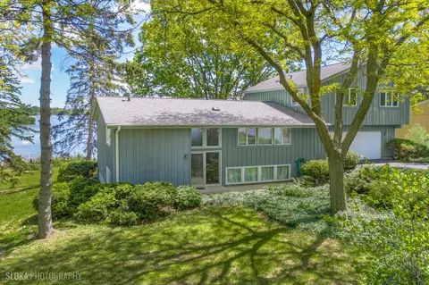 907 Division St, Barrington, IL 60010