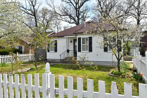 313 N Jackson St, Waukegan, IL 60085