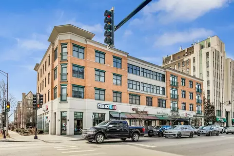 125 N Euclid Ave #206, Oak Park, IL 60301