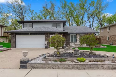 8433 W Sun Valley Dr, Palos Hills, IL 60465