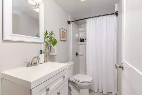Bath - 1706 Dunray Ln, Normal, IL 61761 photo 2 of 2