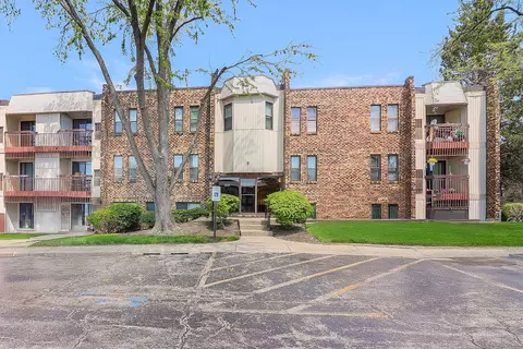 2212 Country Club Dr #2, Woodridge, IL 60517