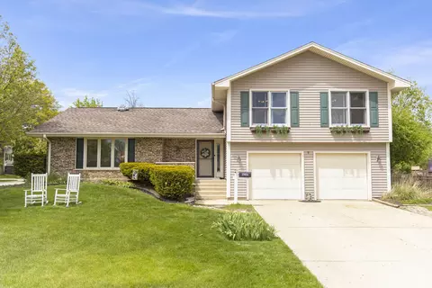 22 W054 Taylor Rd, Glen Ellyn, IL 60137