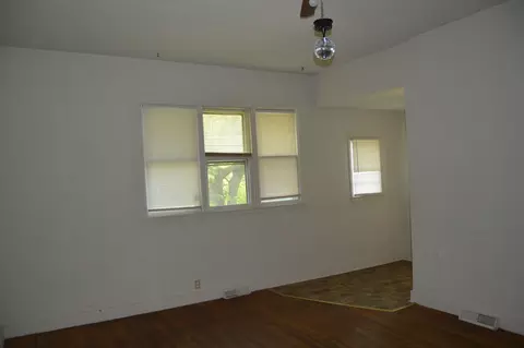 Living - 805 E Chestnut St, Bloomington, IL 61701 photo 2 of 3