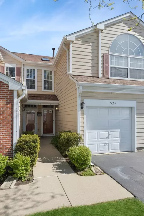 742 W Streamwood Blvd #B, Streamwood, IL 60107