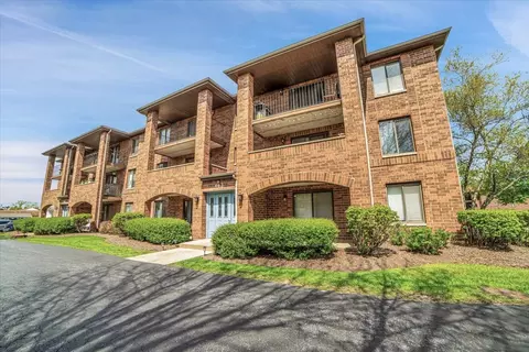 463 Valley Dr #303, Naperville, IL 60563