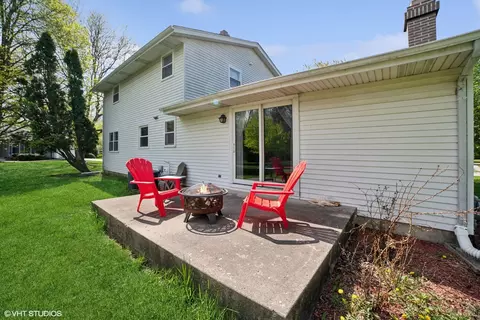 Exterior - 86 Brookside Dr, Elgin, IL 60123 photo 3 of 5