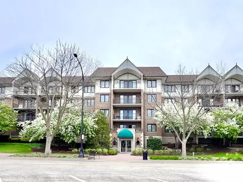 5 S Pine St #403, Mount Prospect, IL 60056
