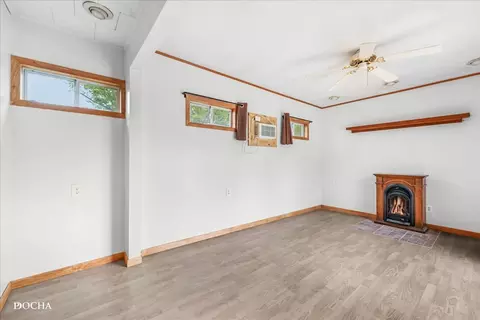 Living - 1323 Chippewa Dr, Ottawa, IL 61350 photo 3 of 4