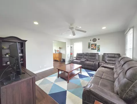 Living - 1750 Ridgewood Ln, Hoffman Estates, IL 60192 photo 1 of 2