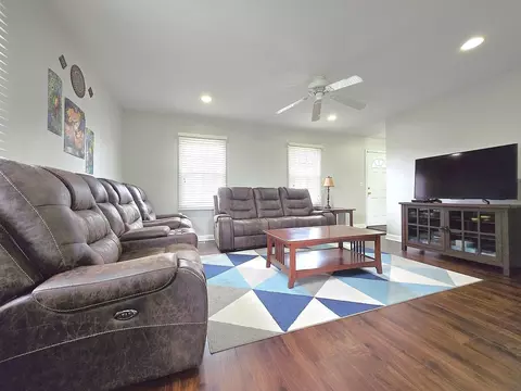 Living - 1750 Ridgewood Ln, Hoffman Estates, IL 60192 photo 2 of 2