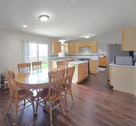 Kitchen - 1750 Ridgewood Ln, Hoffman Estates, IL 60192 photo 2 of 3