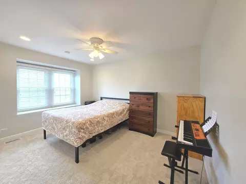 Bedroom - 1750 Ridgewood Ln, Hoffman Estates, IL 60192 photo 5 of 10