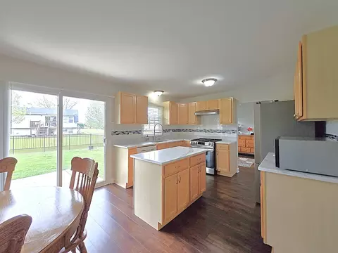 Kitchen - 1750 Ridgewood Ln, Hoffman Estates, IL 60192 photo 3 of 3