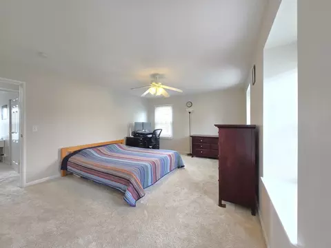 Bedroom - 1750 Ridgewood Ln, Hoffman Estates, IL 60192 photo 2 of 10