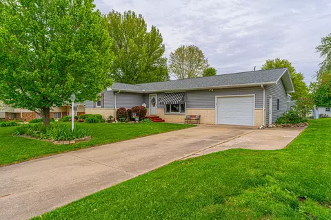 18 Rigg Dr, Lincoln, IL 62656