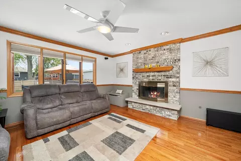 Living - 5125 148th Ct, Midlothian, IL 60445 photo 2 of 2