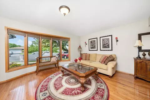 Living - 5125 148th Ct, Midlothian, IL 60445 photo 1 of 2